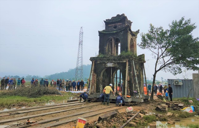 &quot;Thần đèn&quot; di dời cổng đền hàng trăm năm tuổi ở Hà Tĩnh - Ảnh 1.