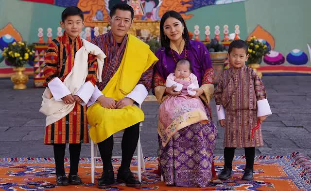 Vợ chồng hoàng hậu &quot;vạn người mê&quot; của Bhutan đăng ảnh gia đình mừng năm mới, tiểu công chúa 3 tháng tuổi lập tức &quot;chiếm spotlight&quot; - Ảnh 1.