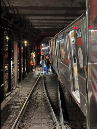 Hai tàu điện ngầm va chạm tại New York (Mỹ), 24 người bị thương - Ảnh 2.