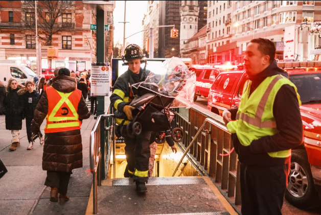 Hai tàu điện ngầm va chạm tại New York (Mỹ), 24 người bị thương - Ảnh 3.