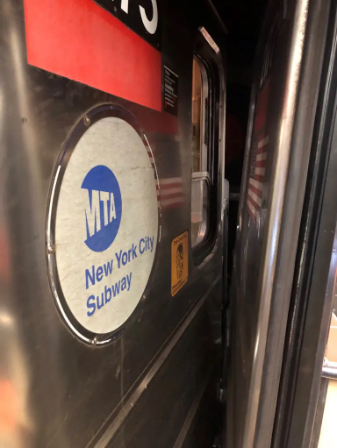 Hai tàu điện ngầm va chạm tại New York (Mỹ), 24 người bị thương - Ảnh 1.