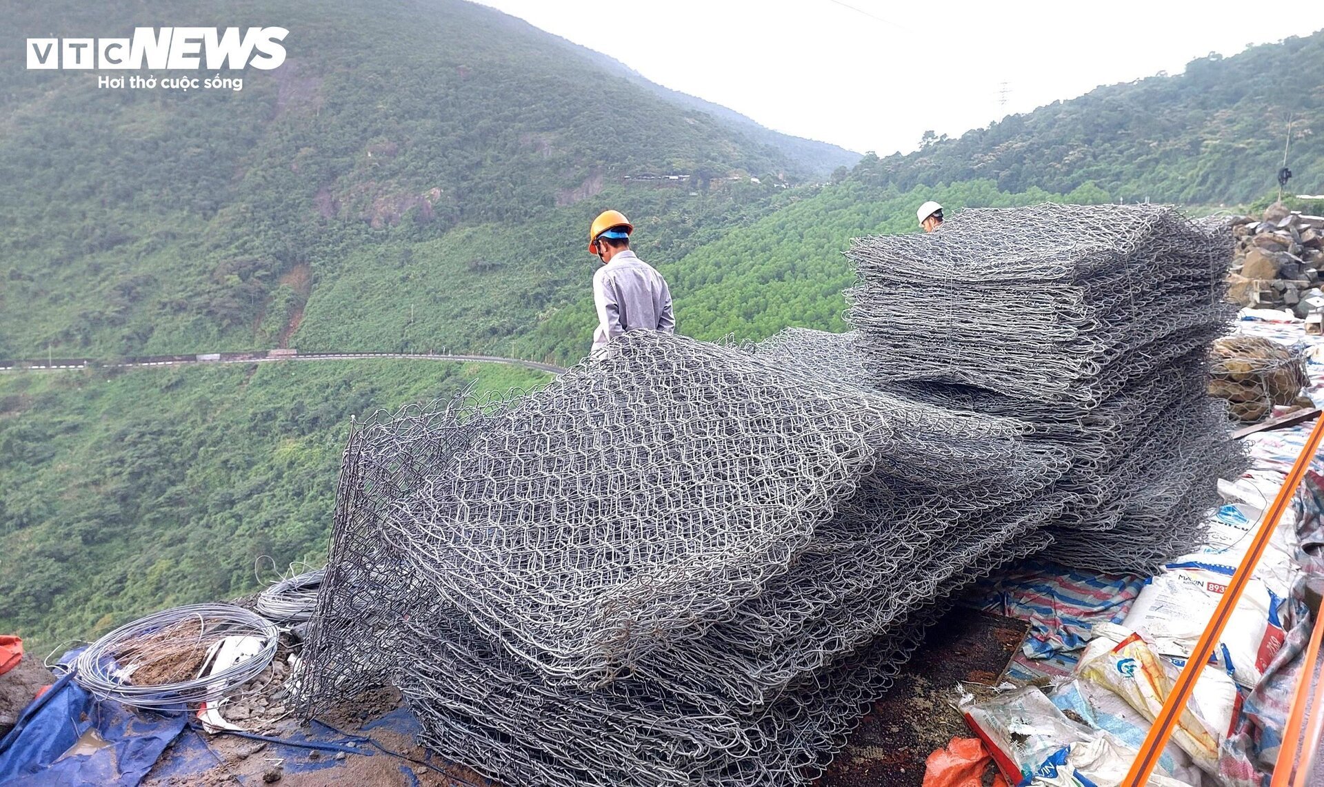 Cận cảnh cung đường sạt lở đang sửa trên đèo Hải Vân - Ảnh 3.