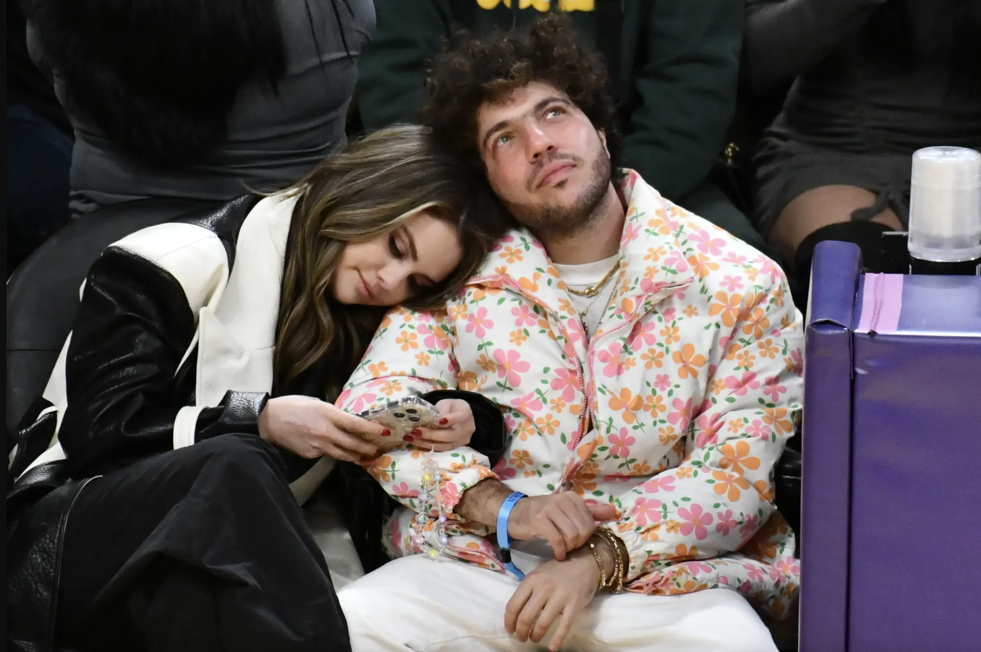 Selena Gomez c&ocirc;ng khai t&igrave;nh tứ với bạn trai mới - Ảnh 3.
