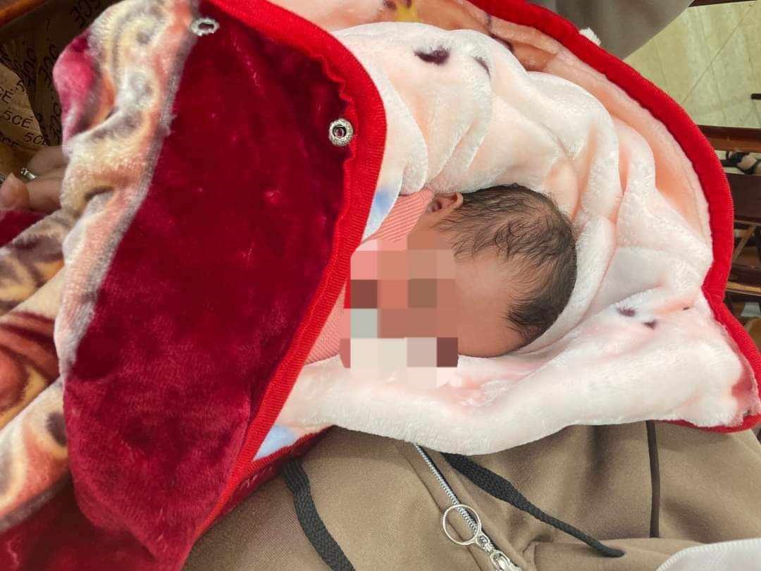 Cháu bé 2 tháng tuổi bị bỏ rơi gần bãi rác trong đêm khuya- Ảnh 1.