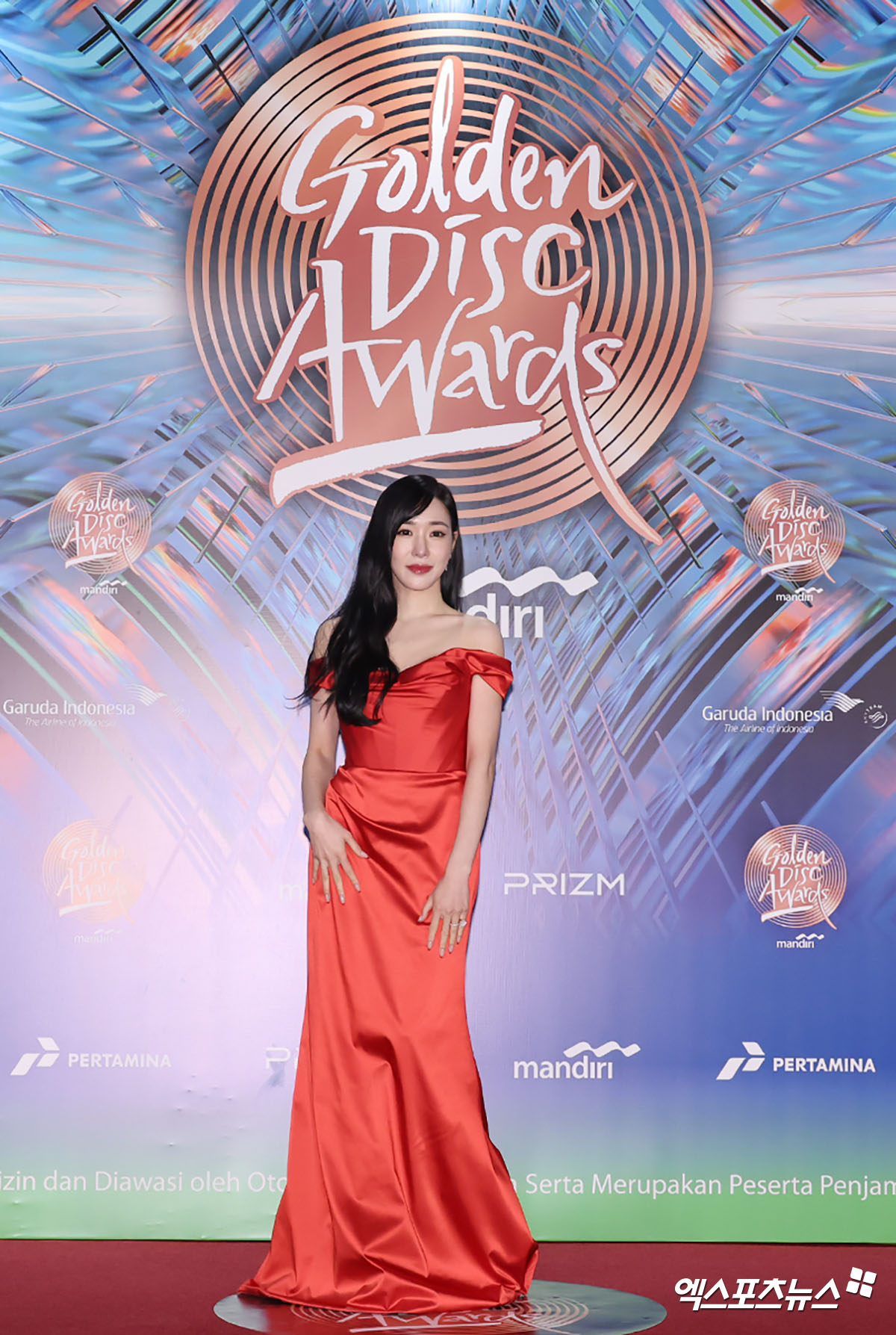 Thảm đỏ Grammy Hàn Quốc 2024: Tiffany gợi cảm chiếm spotlight, NewJeans - LE SSERAFIM diện đồ gây tranh cãi- Ảnh 1.