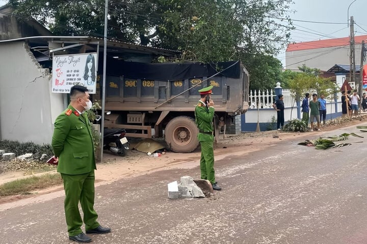 Bắc Giang: Xe tải tông vào quán gội đầu, 4 người thương vong - Ảnh 1.