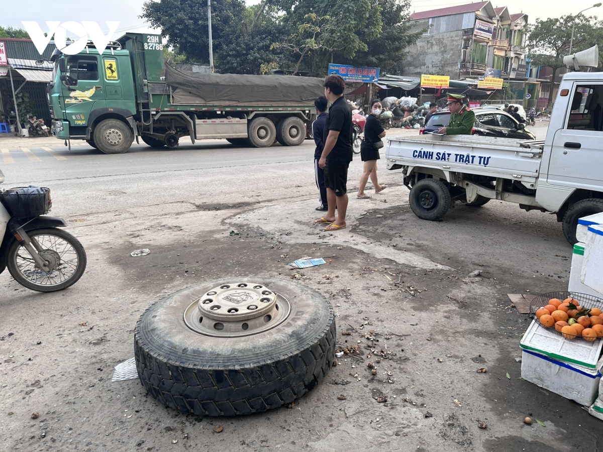 Xe tải đang đi văng bánh ra ngoài khiến 3 người bị thương - Ảnh 1.