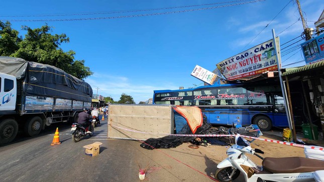 Xe khách chở 10 người lao sang trái đường, tông xe tải khiến tài xế tử vong - Ảnh 1.