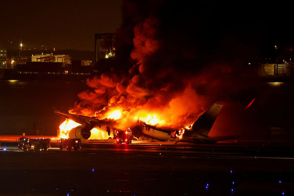 Nguyên nhân vụ va chạm máy bay Japan Airlines được hé mở? Lỗi có thể nằm ở con người - Ảnh 1.