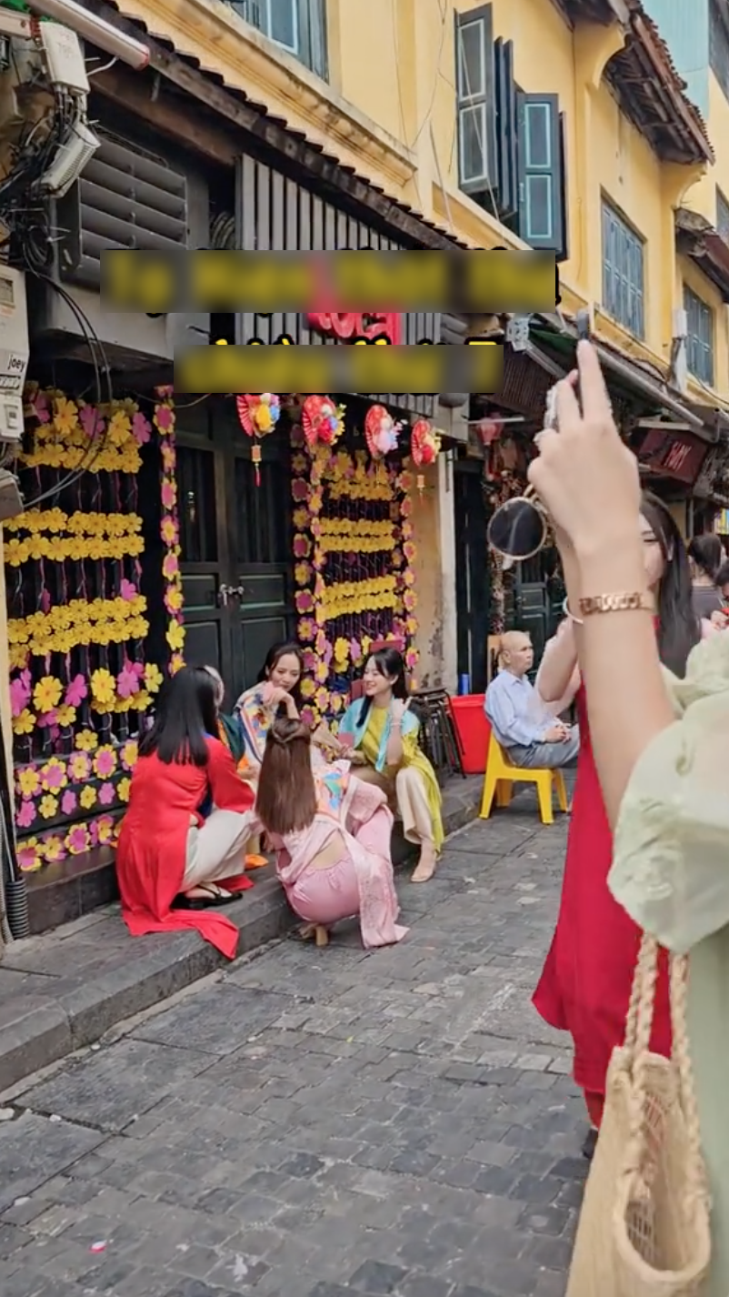 Tết đã rất gần: Một con phố Hà Nội đông nghịt khi giới trẻ đua nhau bắt trend chụp ảnh áo dài Tết- Ảnh 3.