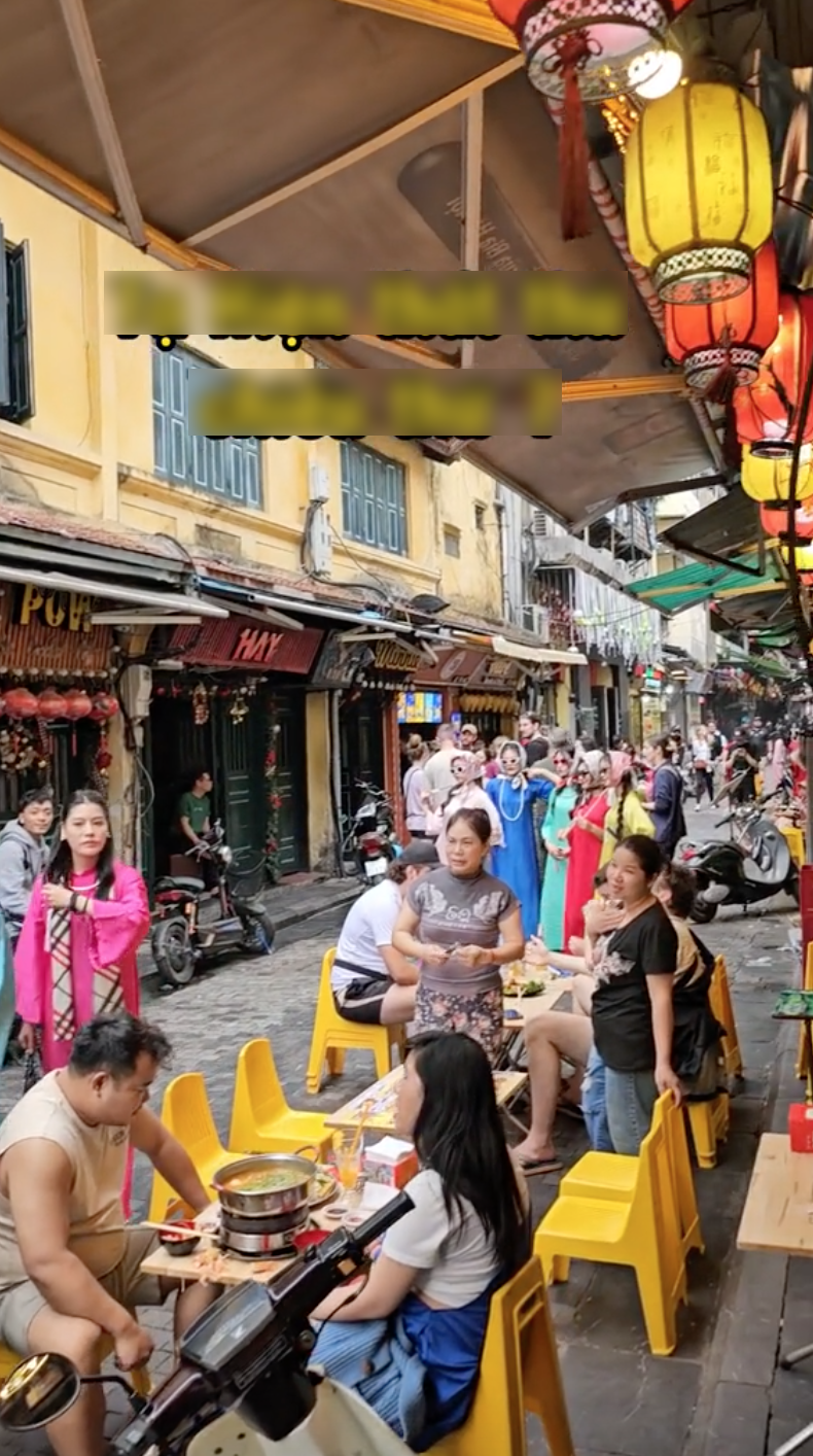 Tết đã rất gần: Một con phố Hà Nội đông nghịt khi giới trẻ đua nhau bắt trend chụp ảnh áo dài Tết- Ảnh 5.