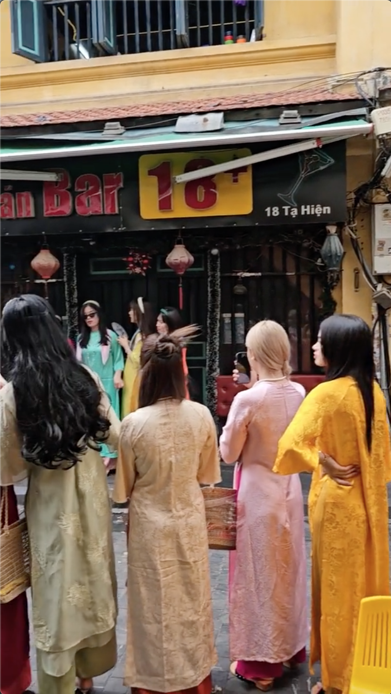 Tết đã rất gần: Một con phố Hà Nội đông nghịt khi giới trẻ đua nhau bắt trend chụp ảnh áo dài Tết- Ảnh 6.