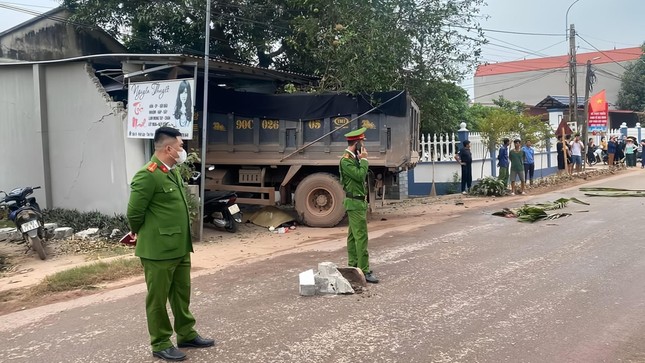 Clip: Xe tải lao vào cửa hàng gội đầu khiến 1 người tử vong - Ảnh 2.