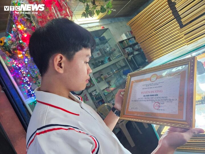 'Kho b&aacute;u' hơn 100 giấy khen của 10X đầu ti&ecirc;n v&agrave;o chung kết năm Olympia 2024 - Ảnh 3.