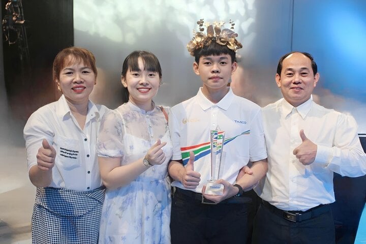'Kho b&aacute;u' hơn 100 giấy khen của 10X đầu ti&ecirc;n v&agrave;o chung kết năm Olympia 2024 - Ảnh 2.