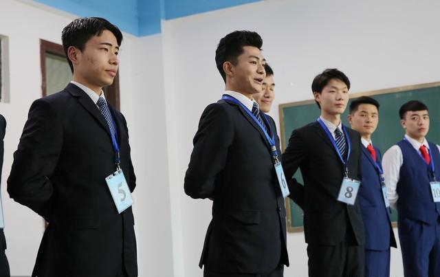 &ldquo;Mẹ v&agrave; vợ c&ugrave;ng rơi xuống nước, bạn sẽ cứu ai?&rdquo; Ứng vi&ecirc;n kh&ocirc;ng chọn 1 trong 2 m&agrave; đưa ra c&acirc;u trả lời EQ cực cao, được tuyển ngay tại chỗ - Ảnh 2.