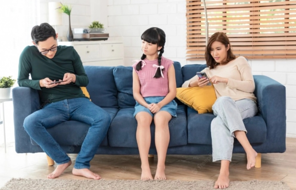 Bố không quan tâm con cái, mải mê lướt điện thoại
