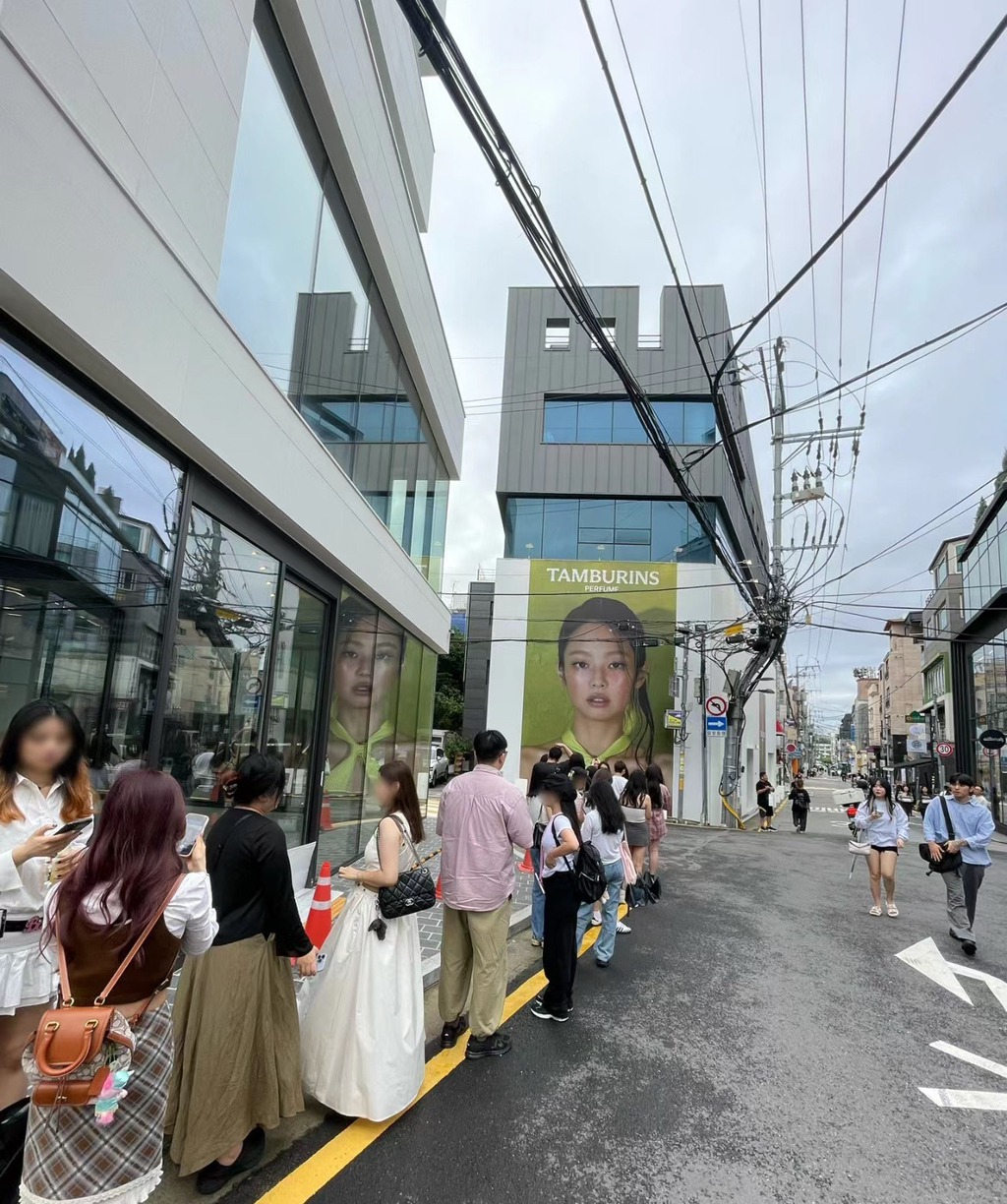 Hiệu ứng Jennie: Giới trẻ Trung Quốc rủ nhau sang Hàn, xếp hàng check-in cùng poster của cô tại store Tamburins- Ảnh 1.