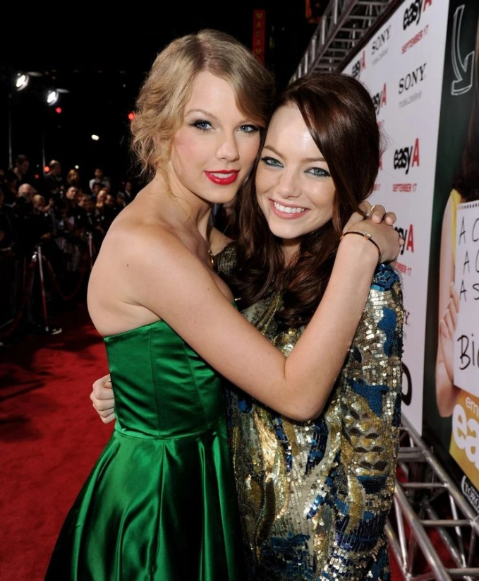 Taylor Swift bị MC cà khịa vô duyên, Emma Stone liền có màn đáp trả hộ cực gắt tại Quả Cầu Vàng - Ảnh 6. Taylor Swift bị MC cà khịa vô duyên, Emma Stone liền có màn đáp trả hộ cực gắt tại Quả Cầu Vàng - Ảnh 6.