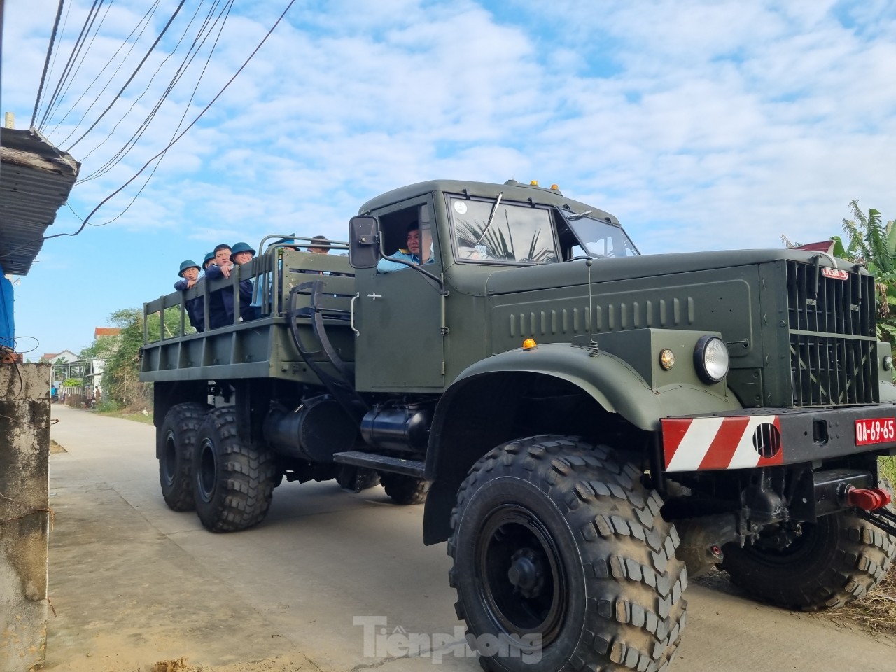 Quân đội vào hiện trường tìm kiếm, thu nhặt mảnh vỡ máy bay Su-22 - Ảnh 3.