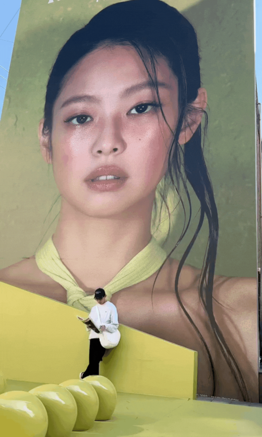 Hiệu ứng Jennie: Giới trẻ Trung Quốc rủ nhau sang Hàn, xếp hàng check-in cùng poster của cô tại store Tamburins- Ảnh 2.