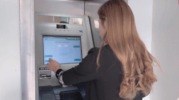 Bố gửi hơn 50 triệu đóng học phí, con gái tá hỏa khi ra ATM rút thấy chỉ còn 3.000 đồng: Ngân hàng thông tin &quot;Các giao dịch trừ tiền đều hợp lệ!&quot; - Ảnh 2.