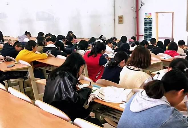 Cảnh báo: 3 kiểu sinh viên dễ bị xã hội đào thải không thương tiếc sau 10 năm nữa - Ảnh 1. Cảnh báo: 3 kiểu sinh viên dễ bị xã hội đào thải không thương tiếc sau 10 năm nữa - Ảnh 1.