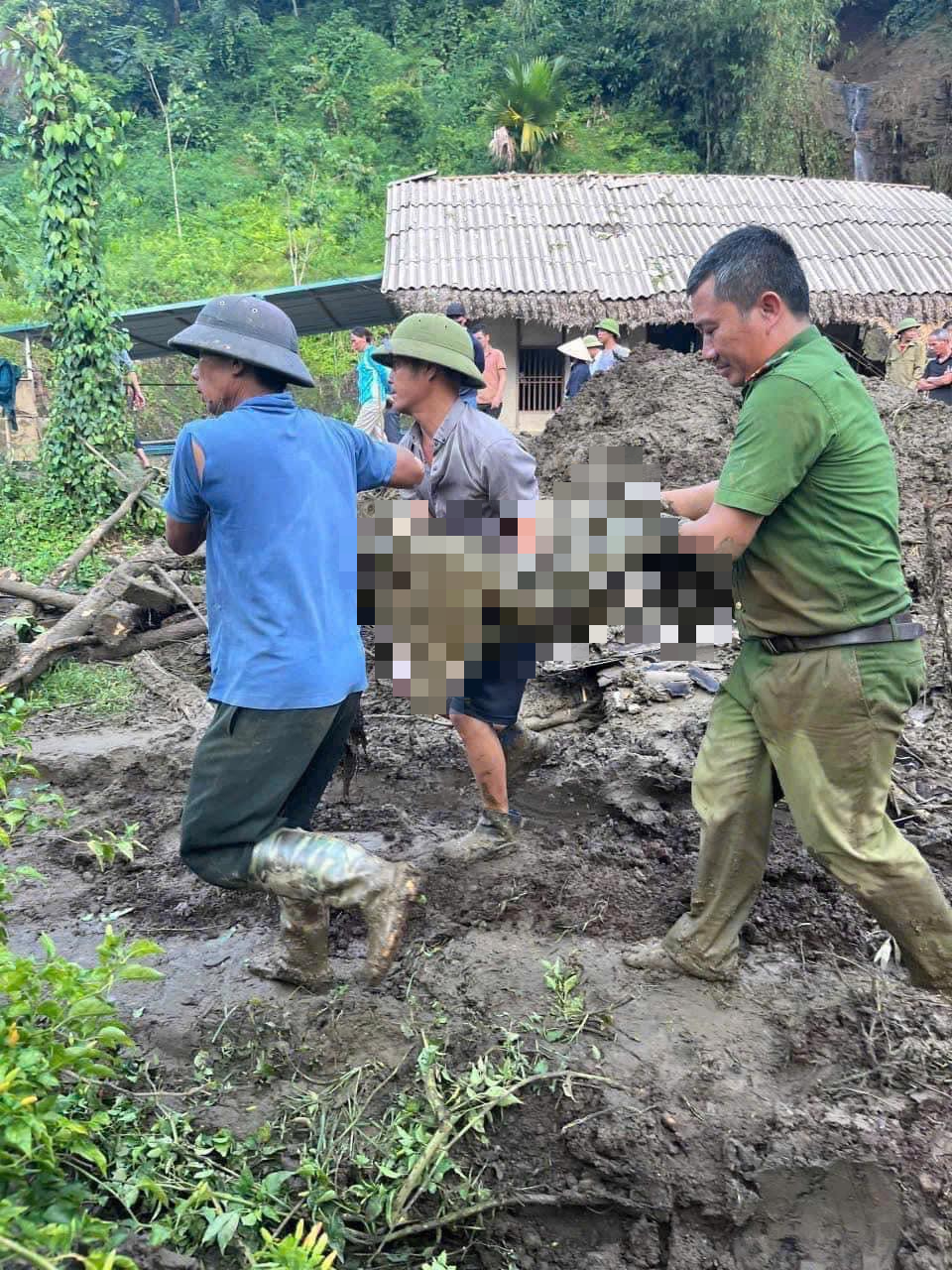 Nam thanh niên tử nạn khi livestream vụ sạt lở ở Hà Giang: Bố thẫn thờ đi tìm, mẹ khóc hết nước mắt  - Ảnh 2.