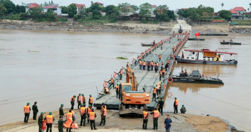 Tạm dừng hoạt động cầu phao Phong Châu: Tiết lộ nguyên nhân - Ảnh 1.