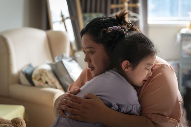 B&eacute; g&aacute;i 3 tuổi ở nh&agrave; mẹ kế trở về, giữ chặt quần kh&ocirc;ng chịu đi tắm, b&agrave; nội t&igrave;m ra l&yacute; do cả nh&agrave; &ocirc;m nhau kh&oacute;c nức nở- Ảnh 2.