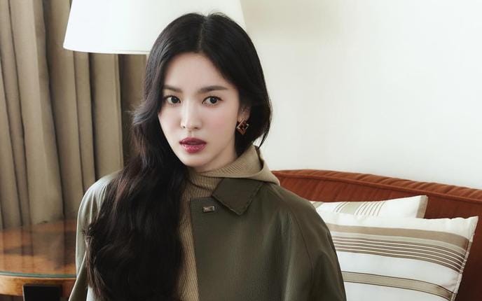 "Xả kho" h&igrave;nh cũ, Song Hye Kyo g&acirc;y sốt v&igrave; phong c&aacute;ch trang điểm mới lạ cực sang chảnh