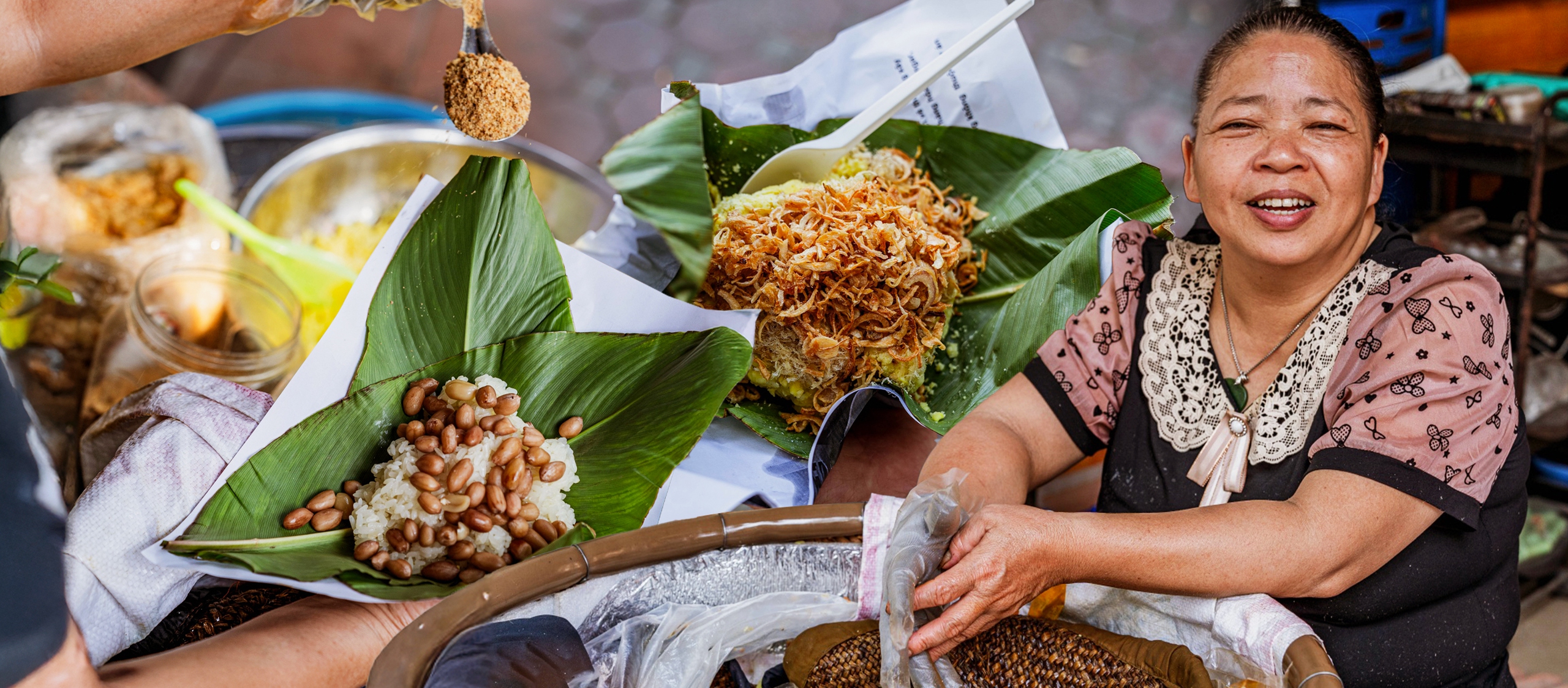 Ghé sạp xôi buổi sáng mùa thu Hà Nội giữa phố xá nhộn nhịp, nghe tâm sự chuyện người dân Phú Thượng bán xôi có thực sự giàu? - Ảnh 1.