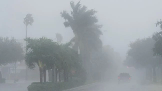 Bão quái vật Milton càn quét Florida, gây 'mưa và lụt nghìn năm có một' - Ảnh 1.