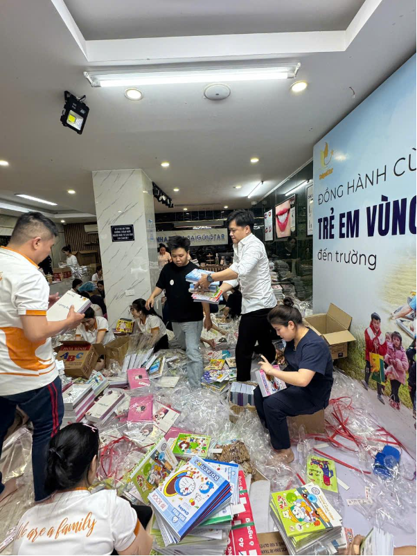 Trao tặng những món quà ý nghĩa thiết thực đến học sinh vùng lũ - Ảnh 3. Trao tặng những món quà ý nghĩa thiết thực đến học sinh vùng lũ - Ảnh 3.