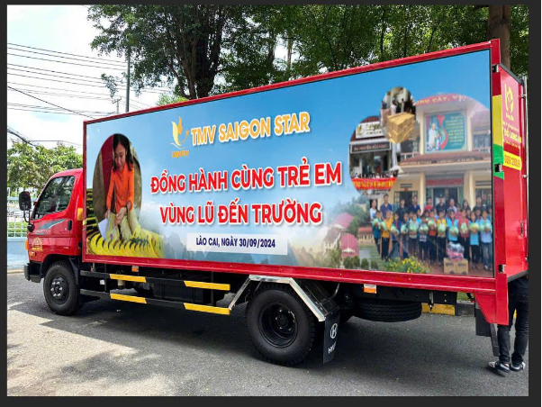 Trao tặng những món quà ý nghĩa thiết thực đến học sinh vùng lũ - Ảnh 4. Trao tặng những món quà ý nghĩa thiết thực đến học sinh vùng lũ - Ảnh 4.