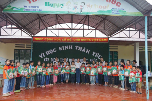 Trao tặng những món quà ý nghĩa thiết thực đến học sinh vùng lũ - Ảnh 5.