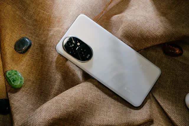 6 mẫu smartphone vừa ra mắt tại Việt Nam đáng mua nhất: Nhiều nâng cấp độc đáo, tính năng AI cực mượt - Ảnh 5. 6 mẫu smartphone vừa ra mắt tại Việt Nam đáng mua nhất: Nhiều nâng cấp độc đáo, tính năng AI cực mượt - Ảnh 5.