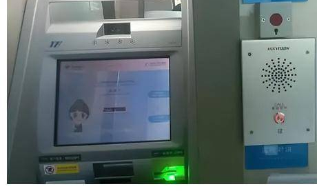 Quá thông minh: Bị lạc ông nội, bé gái chạy vào cây ATM làm 1 hành động để tự cứu mình, ai nấy đều khen ngợi - Ảnh 4.