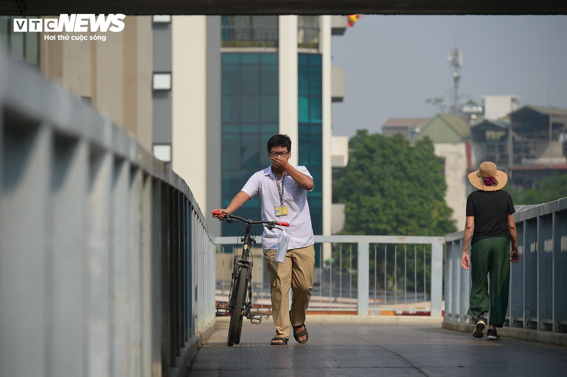 Hà Nội vào mùa ô nhiễm không khí, bầu trời mù mịt, bụi mịn giăng như sương- Ảnh 15.