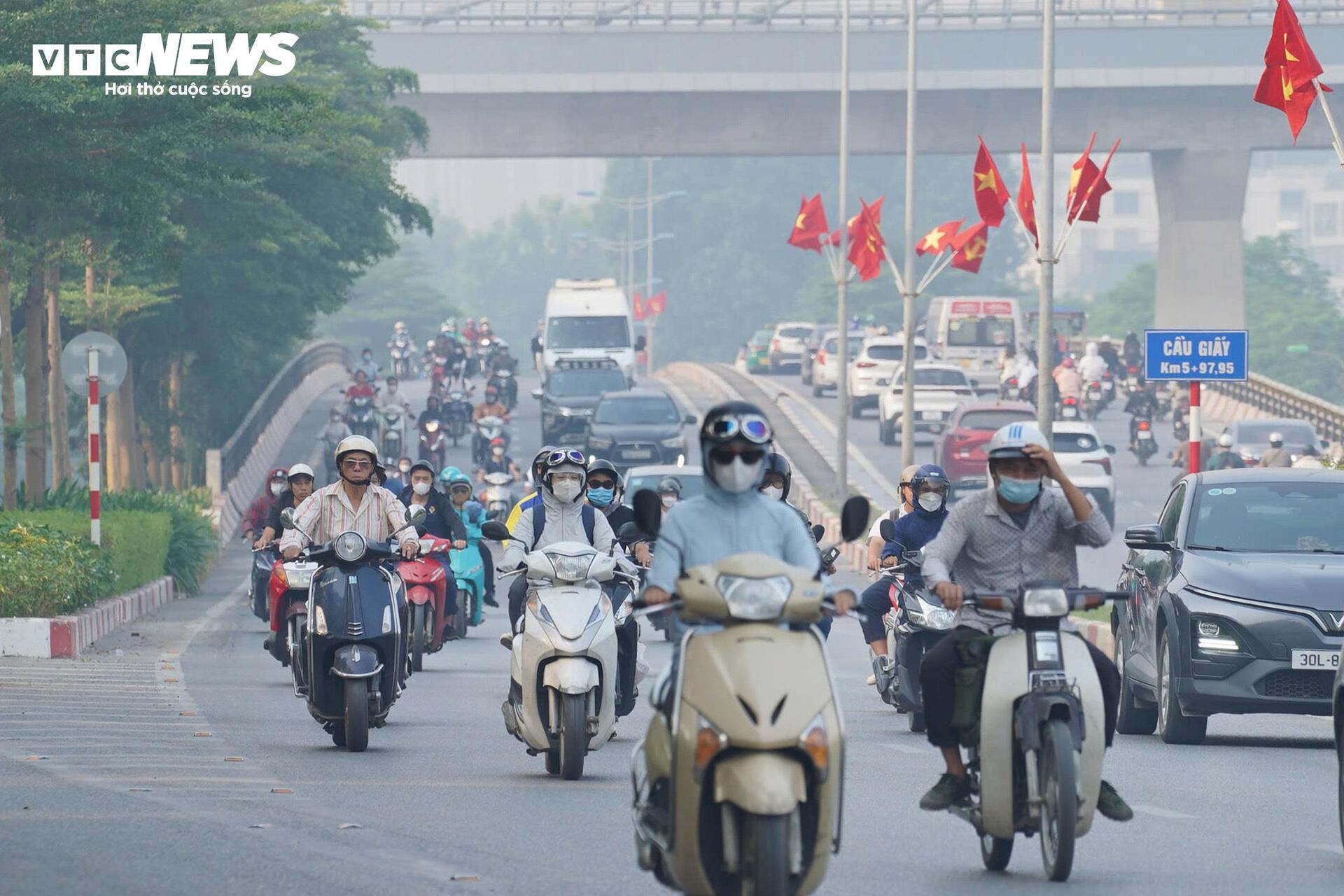 Hà Nội vào mùa ô nhiễm không khí, bầu trời mù mịt, bụi mịn giăng như sương- Ảnh 13.