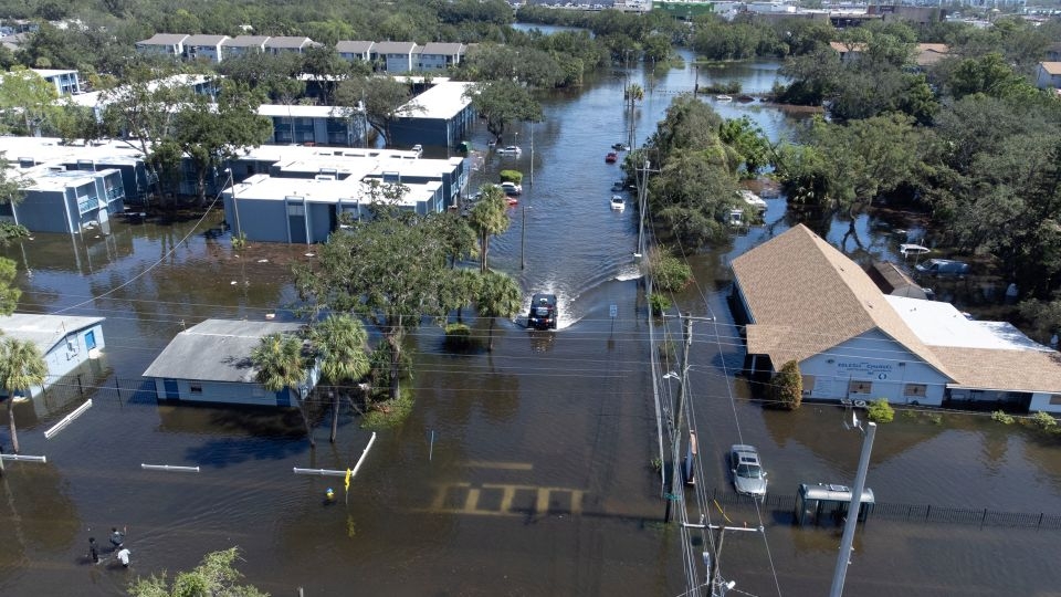 Milton suy yếu thành bão hậu nhiệt đới, ít nhất 10 người chết ở Florida, Mỹ - Ảnh 1.