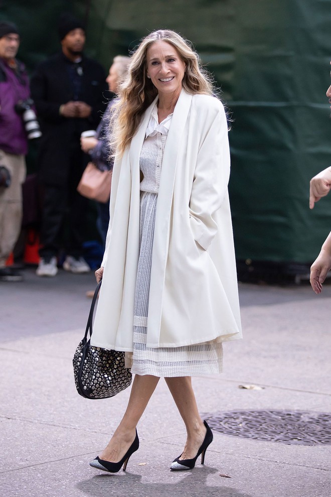 see-all-the-fabulous-fashion-sarah-jessica-parker-wears-in-satc-revival-and-just-like-that-1728635289121199482583-1728654364118-1728654364245896789679.jpg