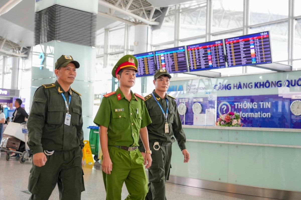 An ninh sân bay Nội Bài trả lại cho khách chiếc ba lô chứa gần 16.000 USD - Ảnh 3.