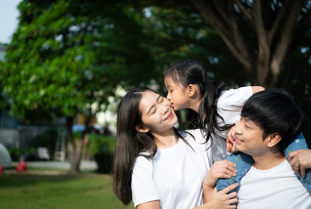 &quot;Cha nghiêm khắc, mẹ mềm mỏng&quot; hay &quot;Mẹ nghiêm khắc cha mềm mỏng&quot;, cái nào tốt hơn cho con? Câu trả lời khác với tưởng tượng - Ảnh 1.