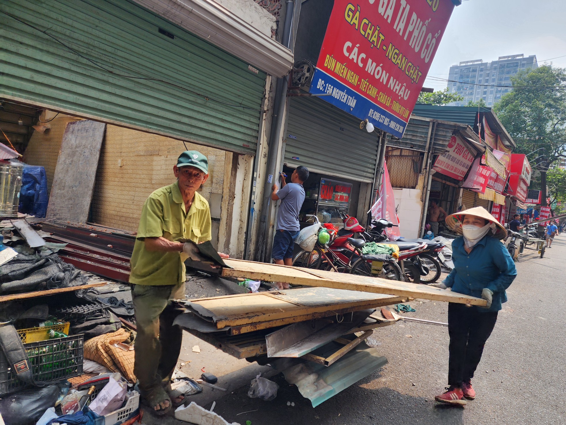 Cận cảnh hàng chục hộ gia đình tháo dỡ công trình, di dời tài sản trước ngày cưỡng chế trên đường Nguyễn Tuân - Ảnh 9.