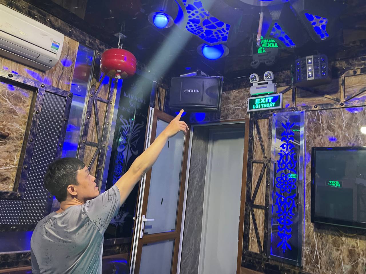 Bên trong quán karaoke &quot;dị&quot; nhất Hà Nội: Không nhân viên phục vụ, không thang máy, gọi combo trái cây sẽ thấy bất ngờ!- Ảnh 4.