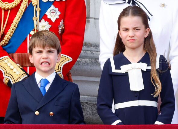 Sự &quot;bá đạo&quot; của Hoàng tử út Louis: Ngang nhiên bật lại chị gái khi Công chúa Charlotte nhắc “đừng tấu hài”- Ảnh 2.