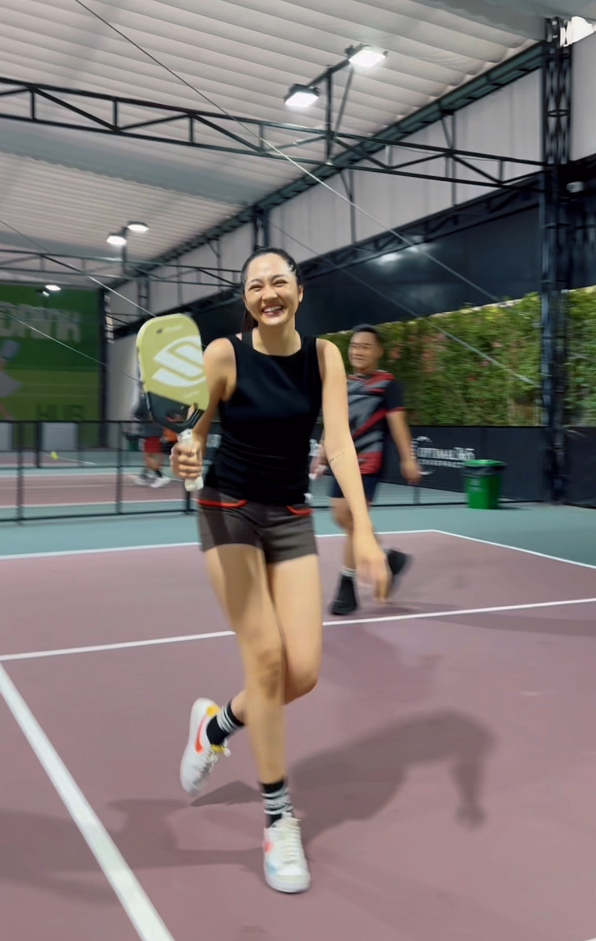 Ca sĩ Bảo Anh &quot;quậy&quot; tưng bừng trên sân pickleball, mẹ một con tự nhận &quot;béo&quot; nhưng vóc dáng vẫn khiến dân mạng ước ao - Ảnh 3.