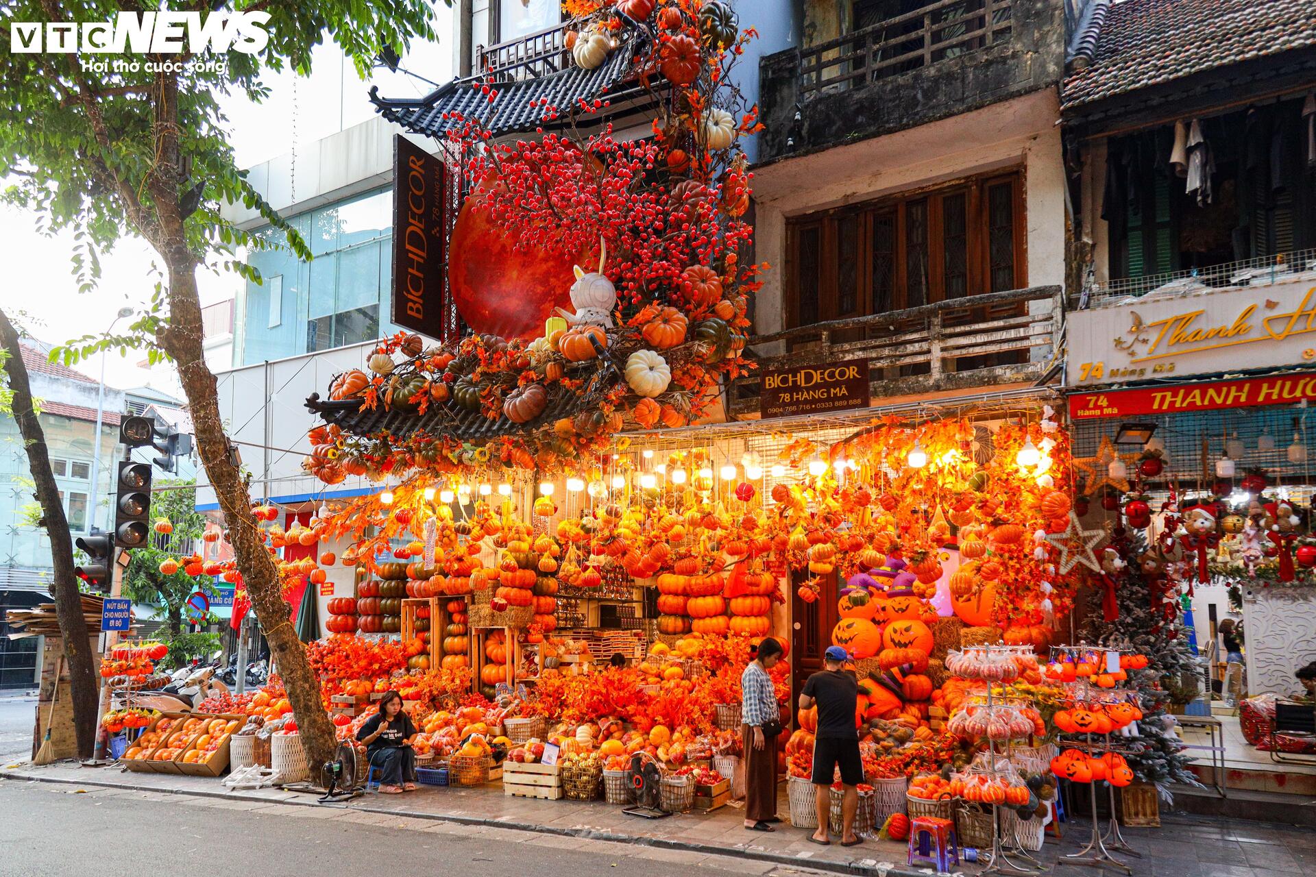 Đồ chơi Halloween ngập tràn, phố cổ Hà Nội trở nên ma mị - Ảnh 8.