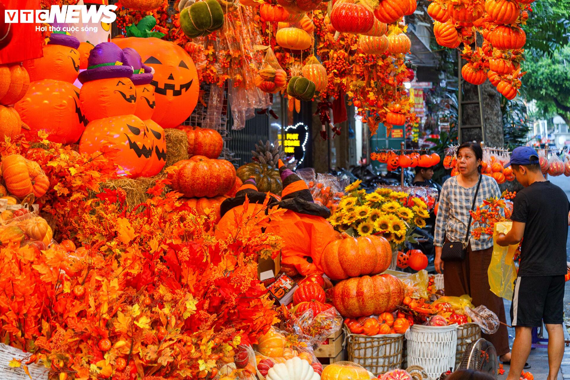 Đồ chơi Halloween ngập tràn, phố cổ Hà Nội trở nên ma mị - Ảnh 9.